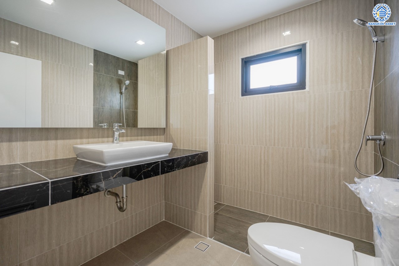 บ้านมือสองตกแต่งใหม่ ม.บ้านชมเพลิน เพชรเกษม หลังมุม เนื้อที่ 122 ตร.ว. ฟังก์ชันครบ 3 ห้องนอน 3 ห้องน้ำ 1 ห้องอเนกประสงค์ 2 ที่จอดรถ บนทำเลศักยภาพ เชื่อมต่อหลายเส้นทาง ใกล้เดอะมอลล์บางแค และรถไฟฟ้าสายสีน้ำเงิน "สถานีหลักสอง" รายล้อมด้วยสิ่งอำนวยความสะดวกครบครัน